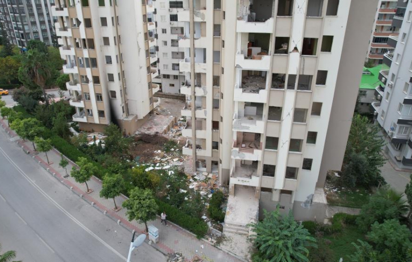 Adana'da ağır hasarlı binalar tehlike saçıyor