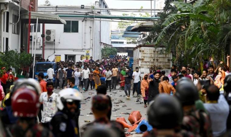 Bangladeş'te işçiler sokaklara döküldü: Dünyaca ünlü markalar tehlikede