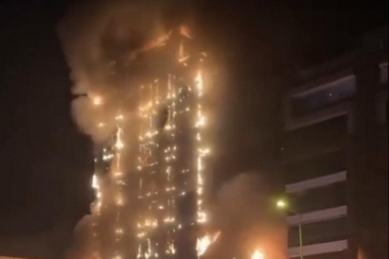 Bursa'da 10 katlı işmerkezi tamamen yandı