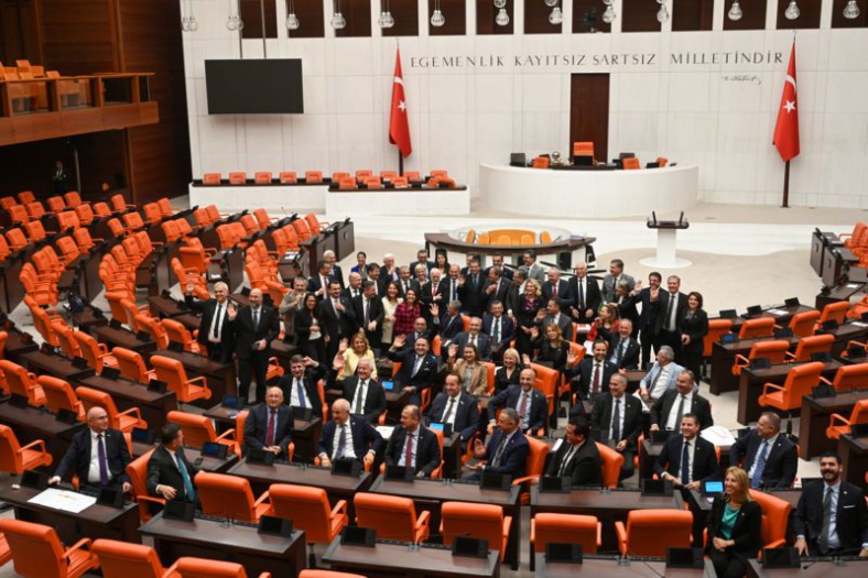 CHP, Meclis Genel Kurulu’nda “adalet nöbeti” başlattı
