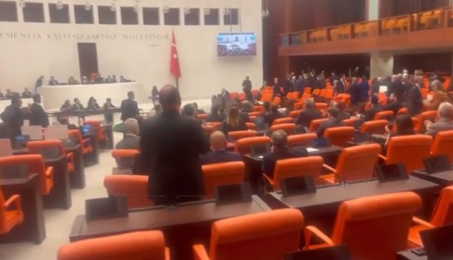 AKP Grup Başkanvekili Özlem Zengin kürsüye yürüdü! Meclisi terk ettiler