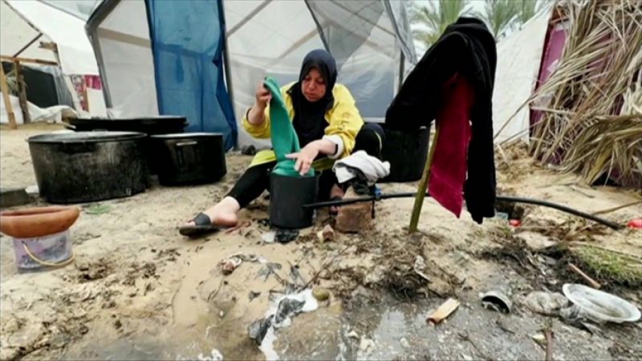 Gazze krizi: Derme çatma, ıslak bir çadırda yaşayan 14 kişilik aile