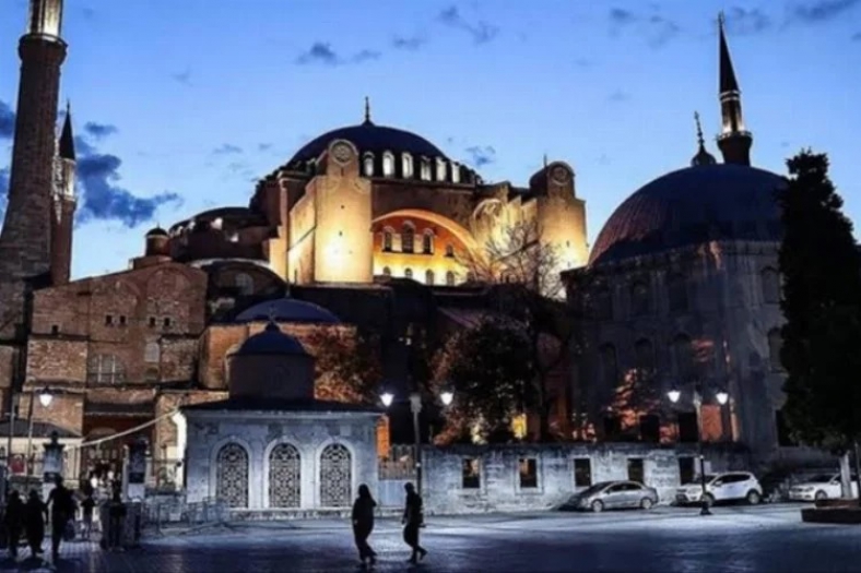 Sabah namazında tüm camilerde Şehitler için dua edildi