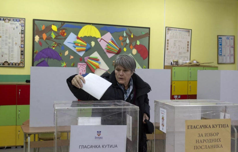 Sırbistan'da parlamento ve yerel seçimler için oy verme işlemi devam ediyor