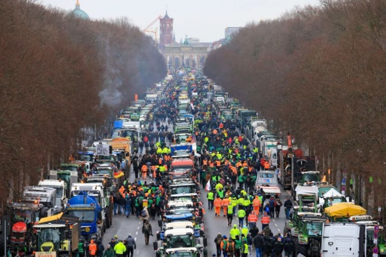Almanya'da çiftçilerin 10 bin trktörle protesto gösterisi