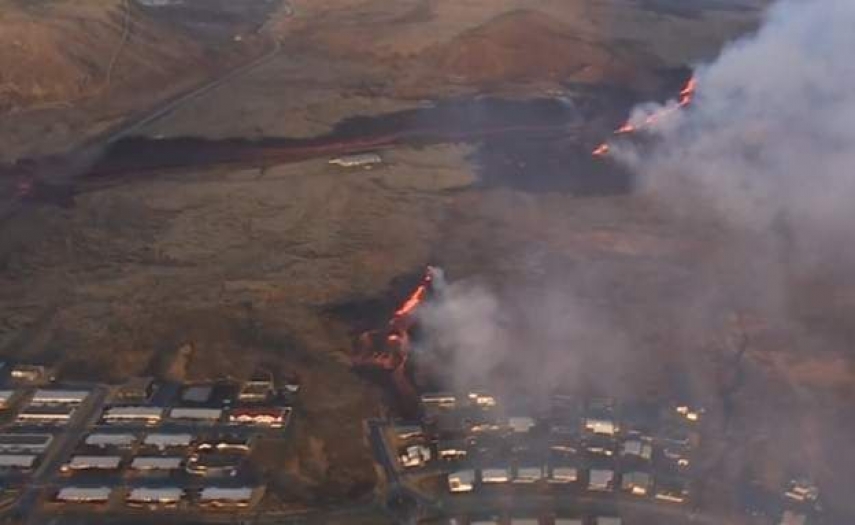 İzlanda'da yanardağ patladı, lavlar tahliye edilen kasabadaki bazı evlere ulaştı
