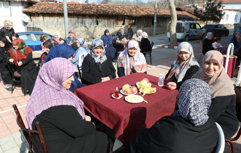 Bursa'daki kırsal mahallede erkekler evde oturdu, kahvehane kadınlara kaldı