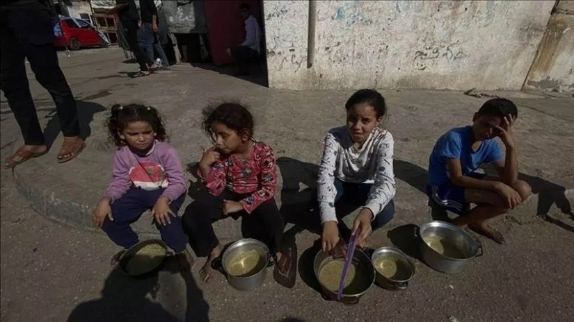 Gazze'de insanlık dramı! Çamurlu su içip çimen yiyorlar!