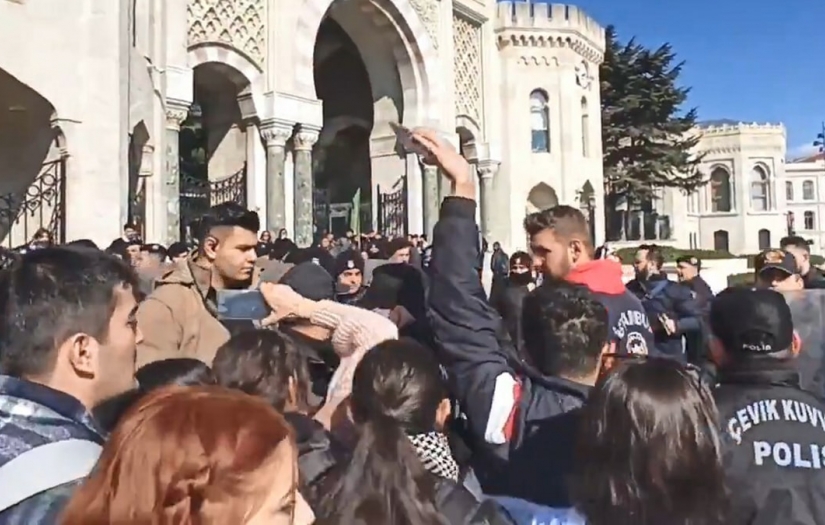 İstanbul Üniversitesi Öğrencilerinden Rektöre Protesto