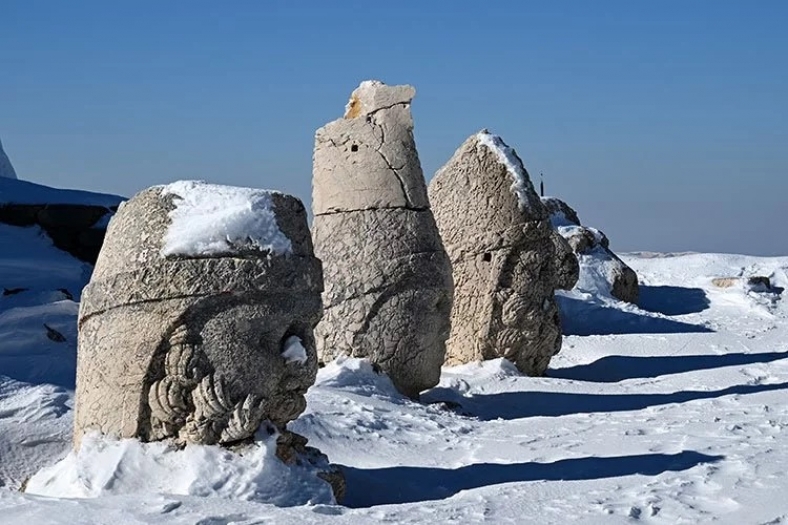 Nemrut Dağı kış mevsiminde de ziyaretçi akınına uğruyor