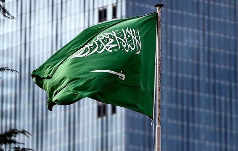 Suudiler'den kılık kıyafet devrimi: Çarşafı yasakladı