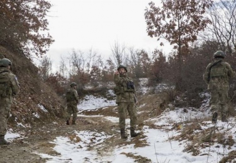 Türk askeri, Kosova-Sırbistan sınırında devriyede