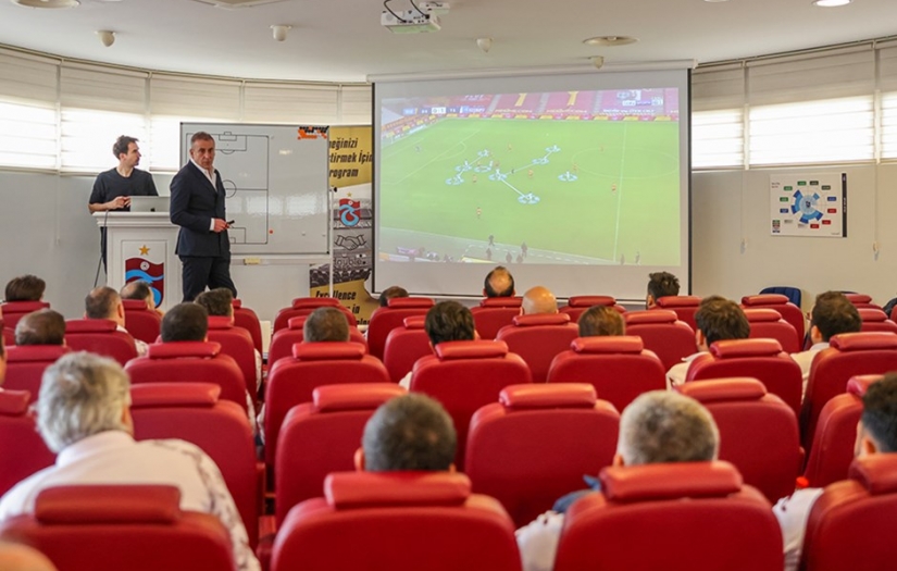 Abdullah Avcı, akademi antrenörleri ile bir araya geldi