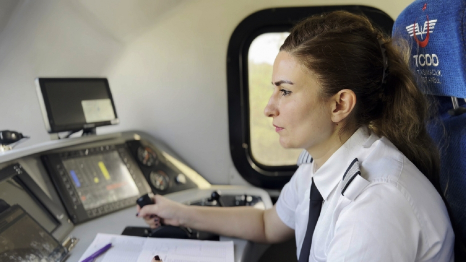 Kadınlarımız her işte başarılılar: İşte Halkalı-Kapıkule hattının tek kadın makinisti