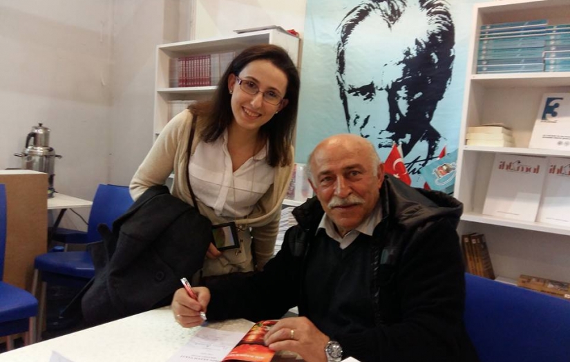 Şair ve Yazar CAFER GENÇ'in  TÜYAP Fuarında İmza Günleri