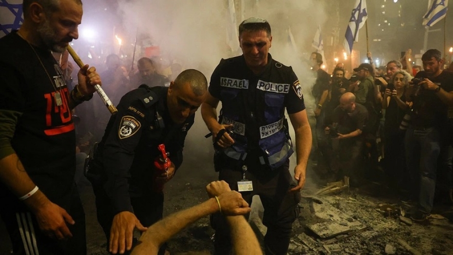 Tel Aviv'de binlerce kişi sokağa indi: Polisten sert müdahale