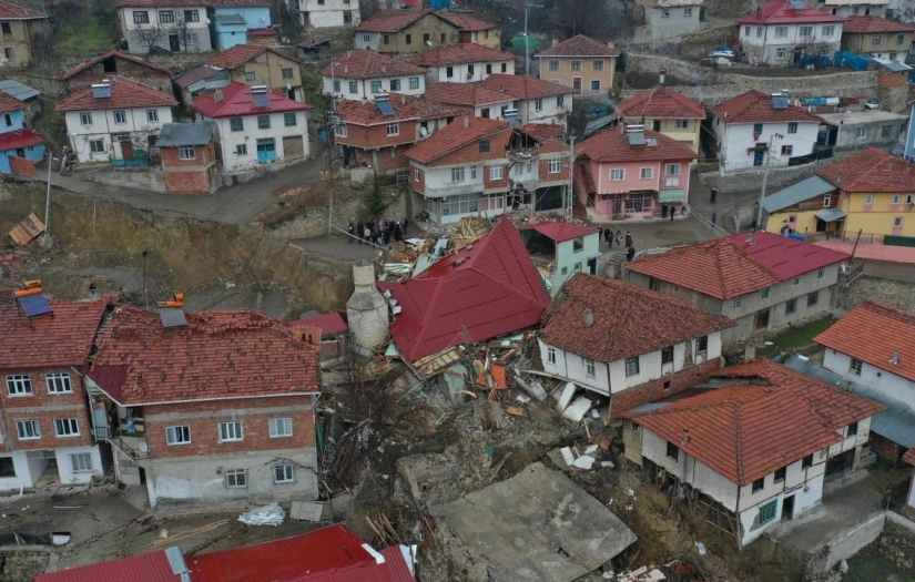 Tokat'ta heyelanlar 900 nüfuslu köyü ikiye ayırdı