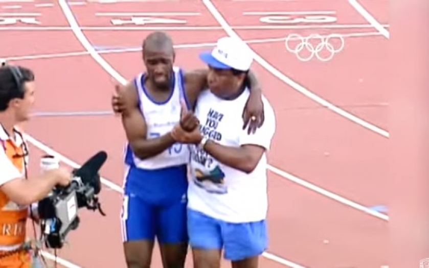 Yarışın ortasında sakatlanmış; finiş çizgisine babası götürmüş ve milyonları ağlatmıştı…