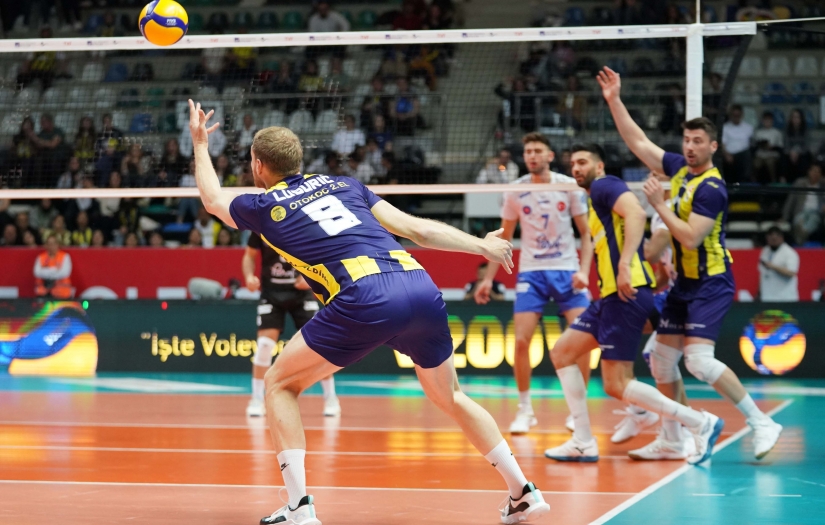 Halkbank final serisinin ilk maçında Fenerbahçe'yi yendi