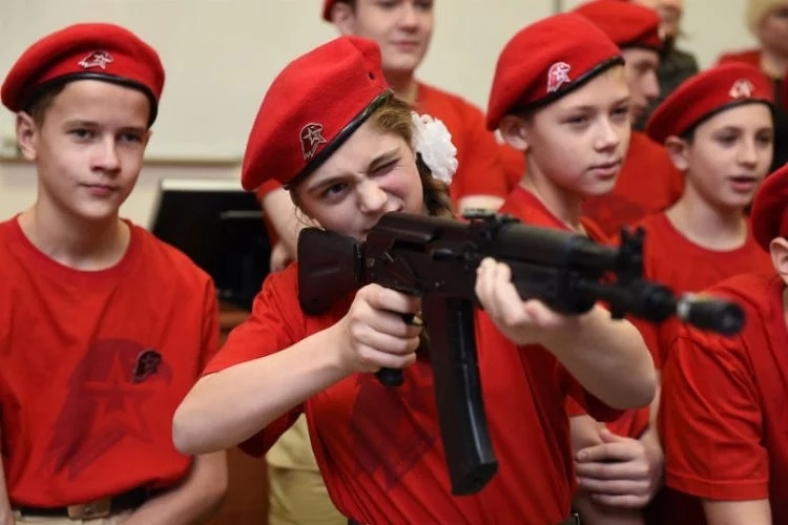 Rusya, 35 binden fazla çocuğu silah altına aldı