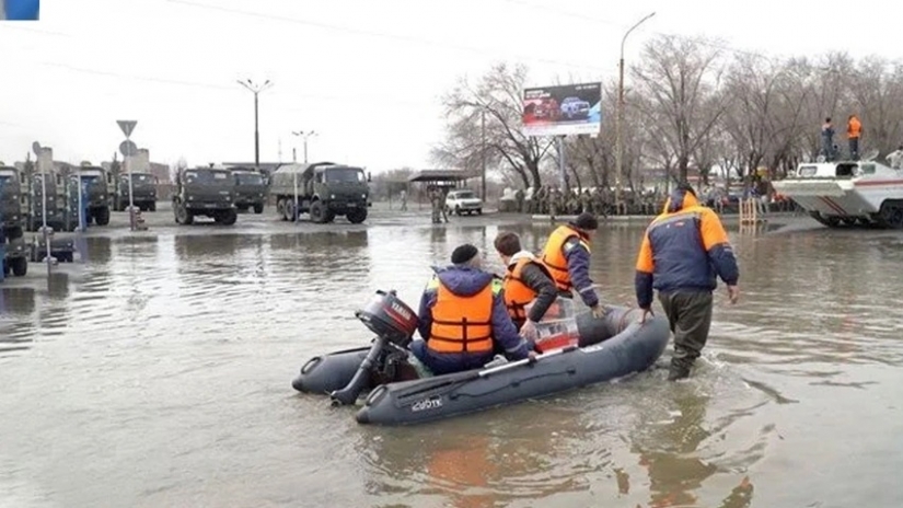 Rusya'da korkutan olay! Ural nehri taştı! 100 bin kişi tahliye edildi