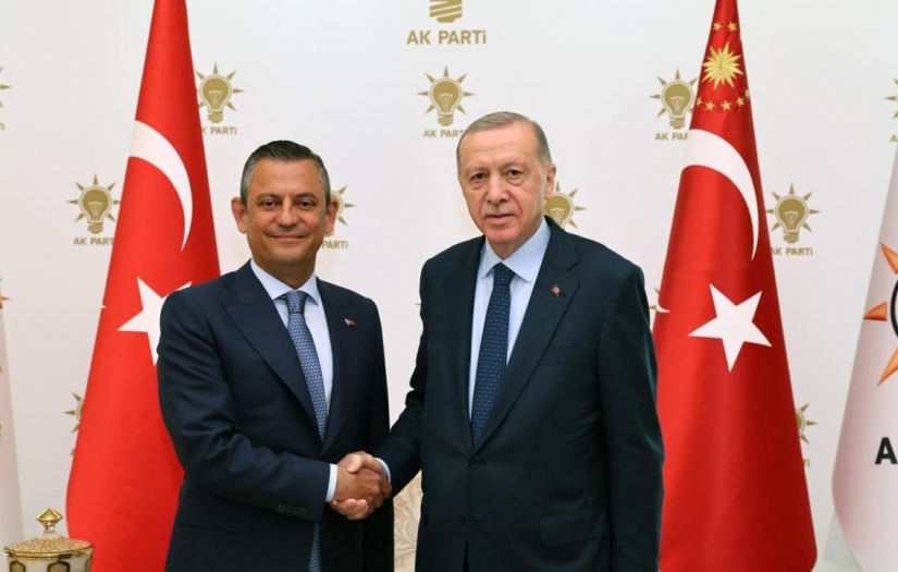 8 Yıl aradan sonra iktidar ve ana muhalefet liderlerinin bir araya gelişi