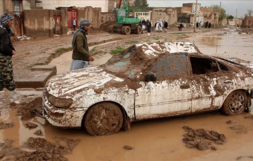 Afganistan'daki sellerde en az 50 kişi hayatını kaybetti