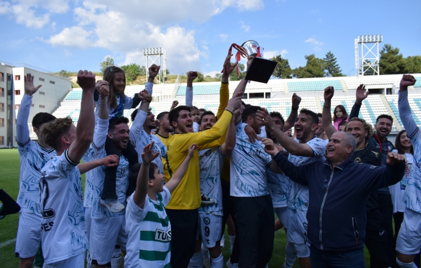 Nilüferli futbolcular şampiyonluk kupasına kavuştu