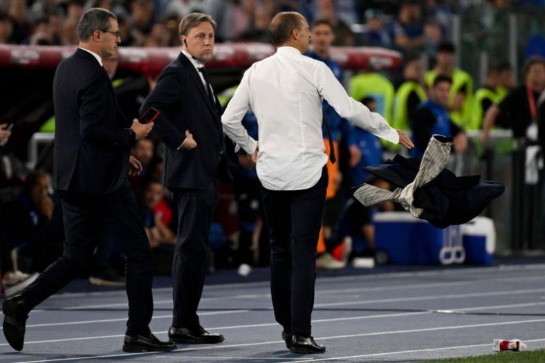 Örnek Ceza: Hakemin üzerine yürüyen ve gazeteci tehdit eden teknik direktör Allegri, Juventus'tan kovuldu