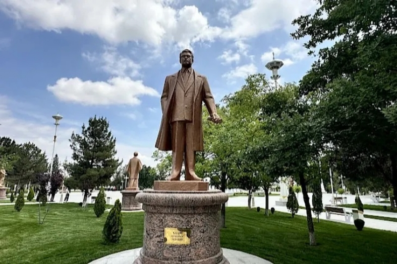 Türkmenistan'da Efsane Yazar Cengiz Aytmatov'un Anıtı Dikildi