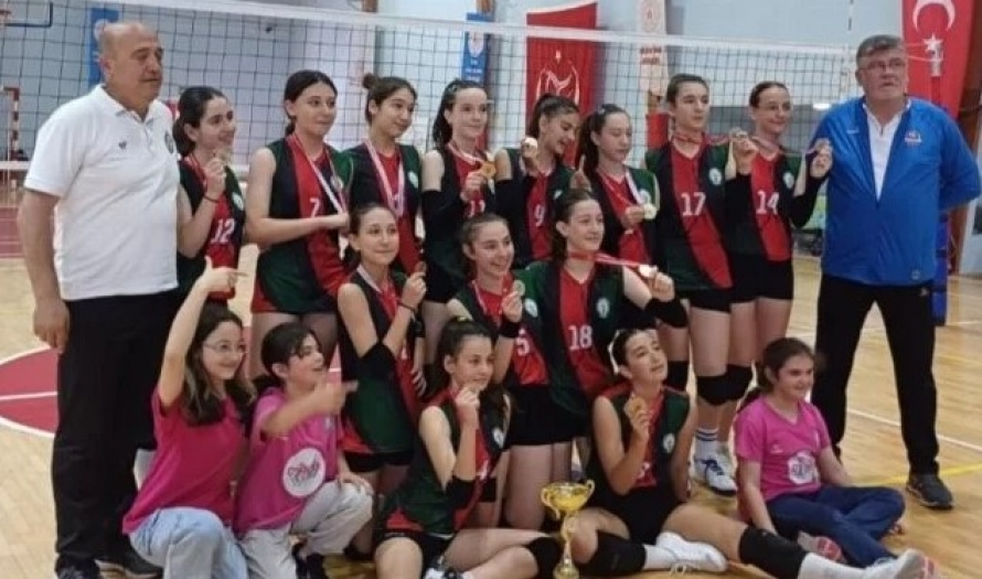 U-14 Voleybol Midi Kızlar Gelişim Ligi’nde Şampiyon Hürriyetspor oldu