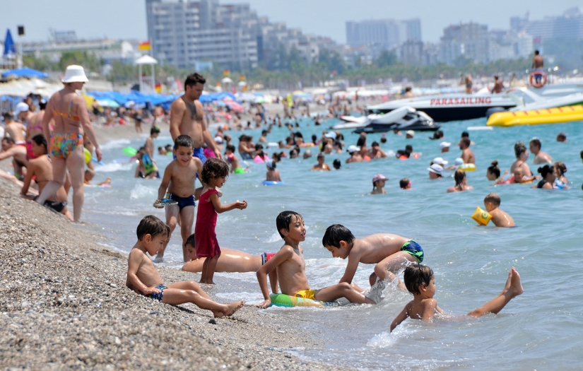Antalya'da vatandaşlar sahile akın etti