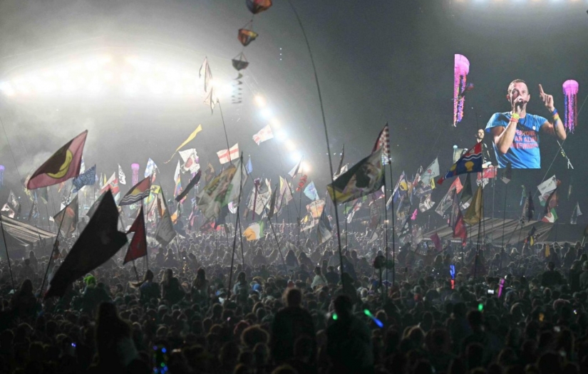 Coldplay, Filistin asıllı şarkıcıyı Glastonbury sahnesine çıkardı