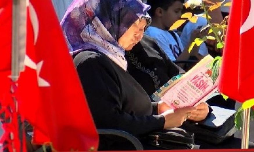 Şehitlik ve mezarlıklarda bayram! Yakınlarına dua ettiler