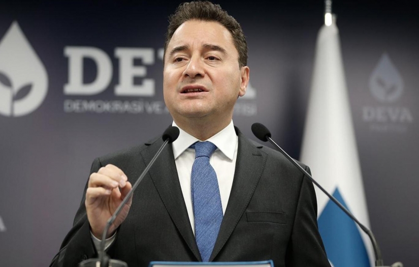 Babacan'dan Bahçeli'ye ilginç sataşma: "Bir ayağı siyasetin, bir ayağı mafyanın içinde.."