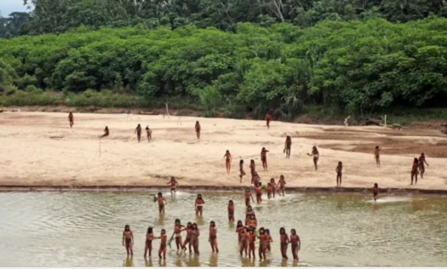 Peru'da dünyadan soyutlanmış kabile, yaşadıkları ormanın dışında görüntülendi