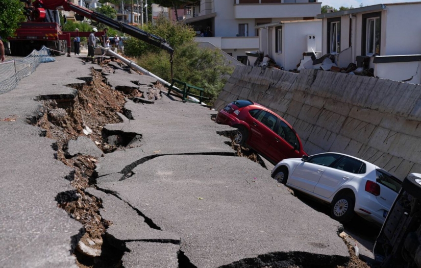 İzmir'den sağanak sonrası korkunç görüntüler! Yer yarıldı, araçlar içinde kaldı