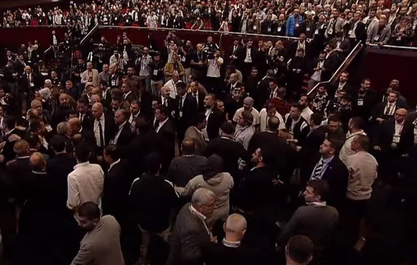 Beşiktaş kongresinde Ahmet Nur Çebi'ye protesto: Kavga çıktı