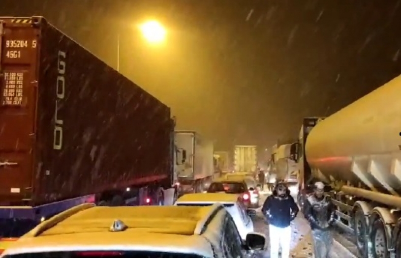 Kar yağışı Ankara- Bolu- İstanbul Otoyolunda trafik akışını durdurdu!