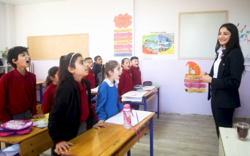 Ne köyünü ne de öğrencilerini terk etmeyen depremzede öğretmen: Melahat Ayaz