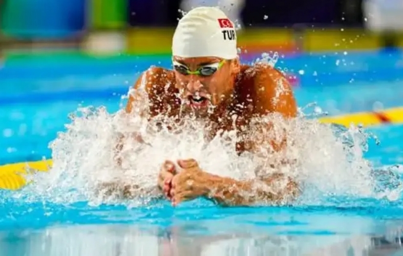 Milli yüzücümüz Emre Sakçı dünya ikincisi oldu