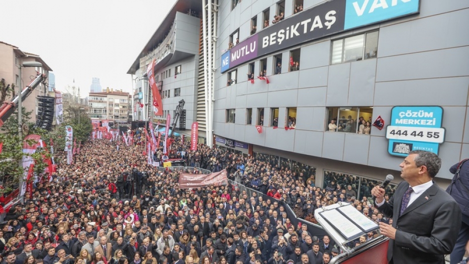 Özgür Özel Beşiktaş'tan seslendi: Seçilmiş Başkana uyuşturucu baronuna yapmadığınız muameleyi yaptınız!..