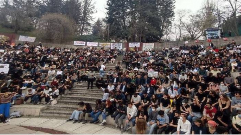 Ankara’da öğrenciler sokağa döküldü! CHP’li vekiller de katıldı