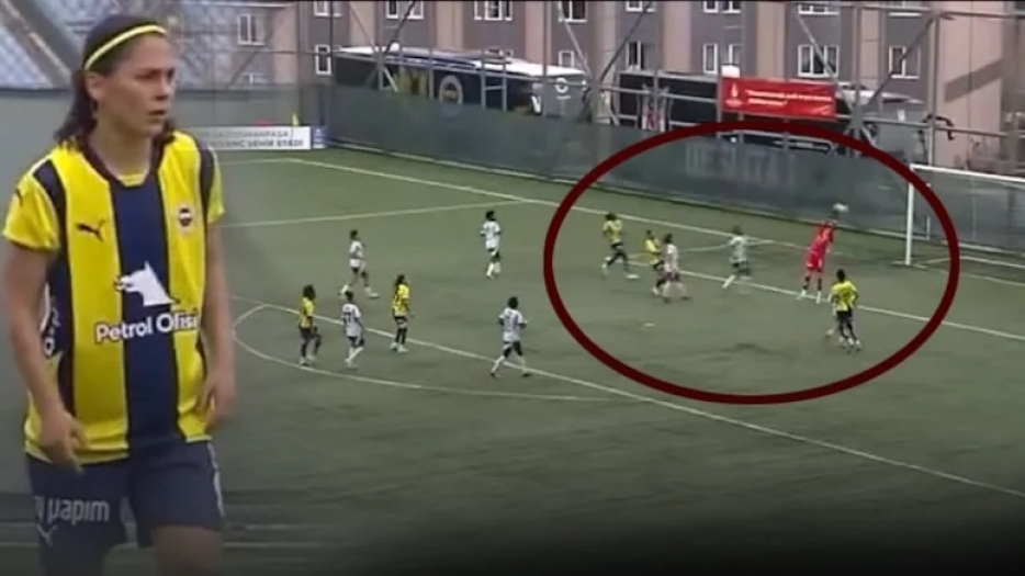 Derbide inanılmaz gol! Orta sahadan attı.