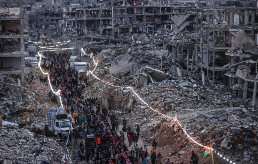 Gazze'de yıkım ve enkazlar arasında toplu iftar düzenlendi