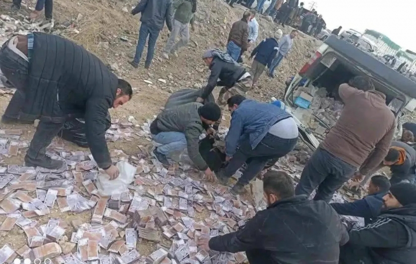 Nadir görülen bir olay... Suriyeliler trafik kazası sonrası etrafa saçılan milyonlarca lirayı topladı