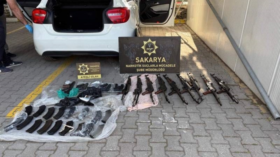 Cephanelik gibi araç:  9 kaleşnikof  ve 5 tabanca ele geçirildi