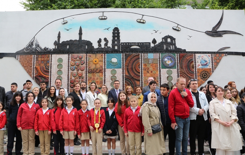 Özel gereksinimli bireylerden 770 parçalık seramik pano