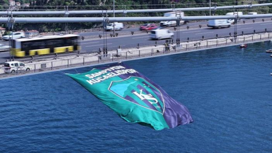 Şampiyonun bayrağı boğazda dalgalandı