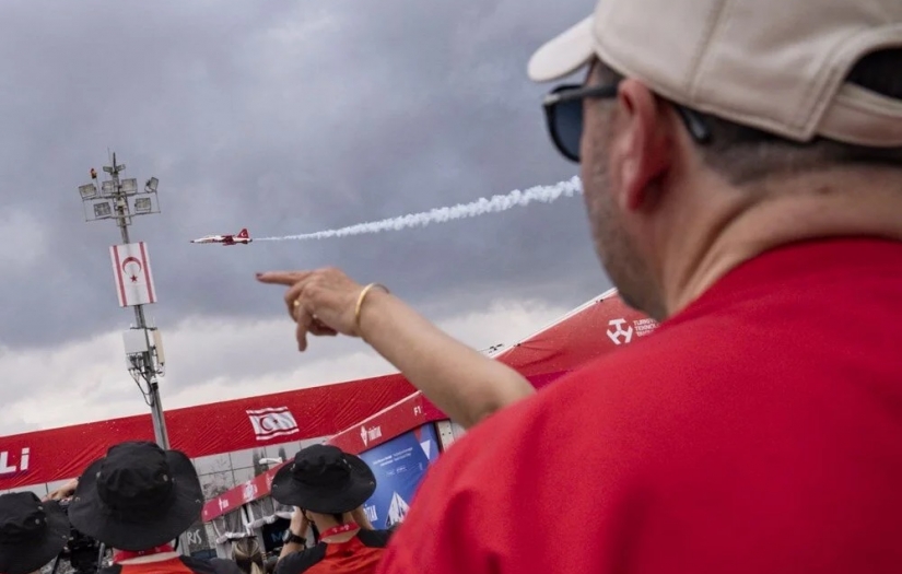 Türk Yıldızları'ndan TEKNOFEST KKTC'de gösteri uçuşu